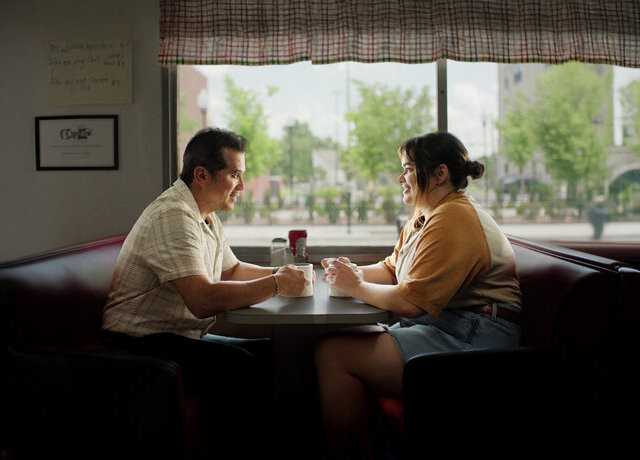 Um Pai Para Lily: Preenche ausências sentimentais sem amenizar traumas